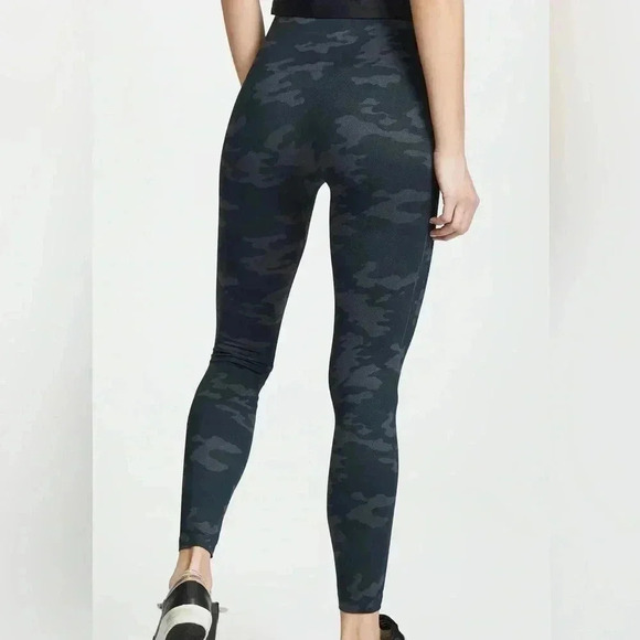 [L]Spanx Look At Me Now Seamless Leggings-  Black Camo - Picture 8 of 8
